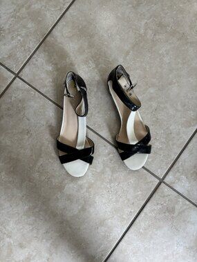 Cute 9 west black and white patent leather sandals size 9
